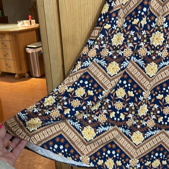 Espresso 3X V neck criss cross front tunic floral abstract Aztec print - Picture 6 of 10